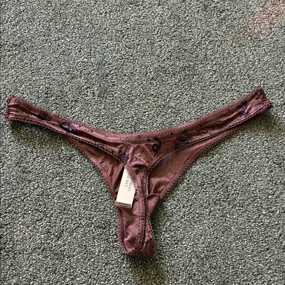 Victoria’s Secret Women’s Pink Printed Thong - Picture 4 of 6